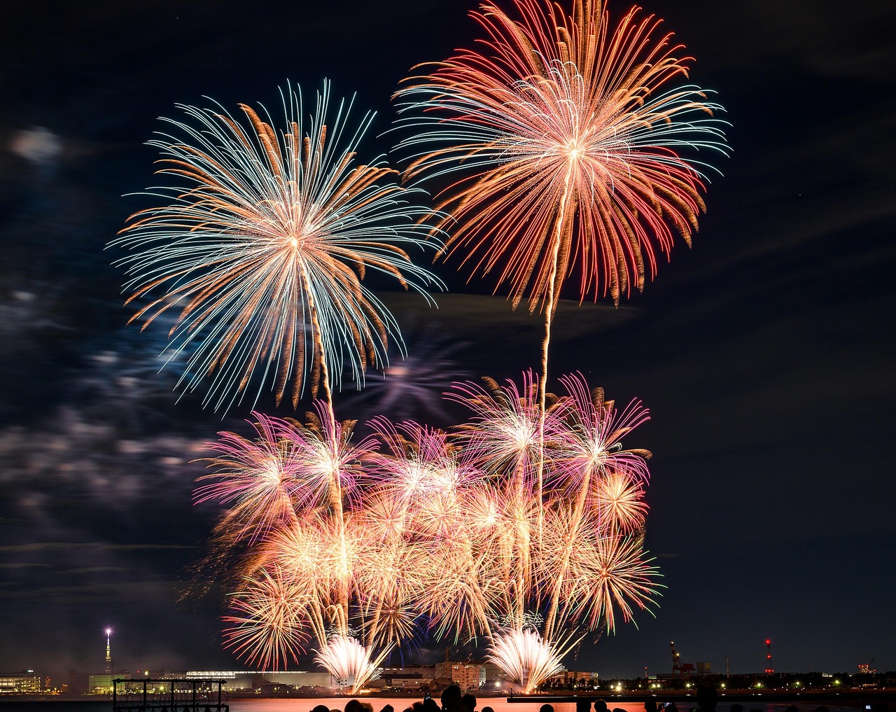 夜空に広がる色鮮やかな花火