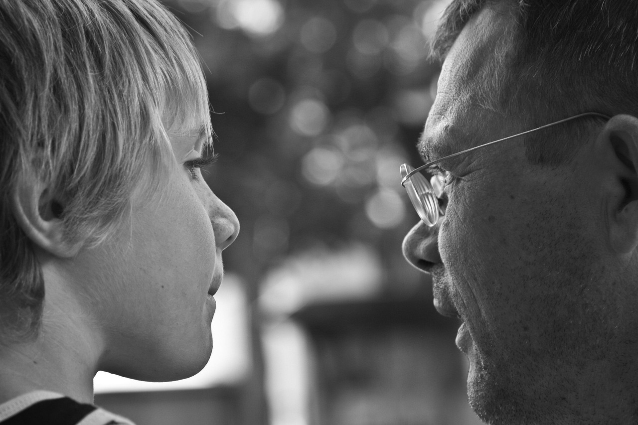 父親と息子が会話をしている様子