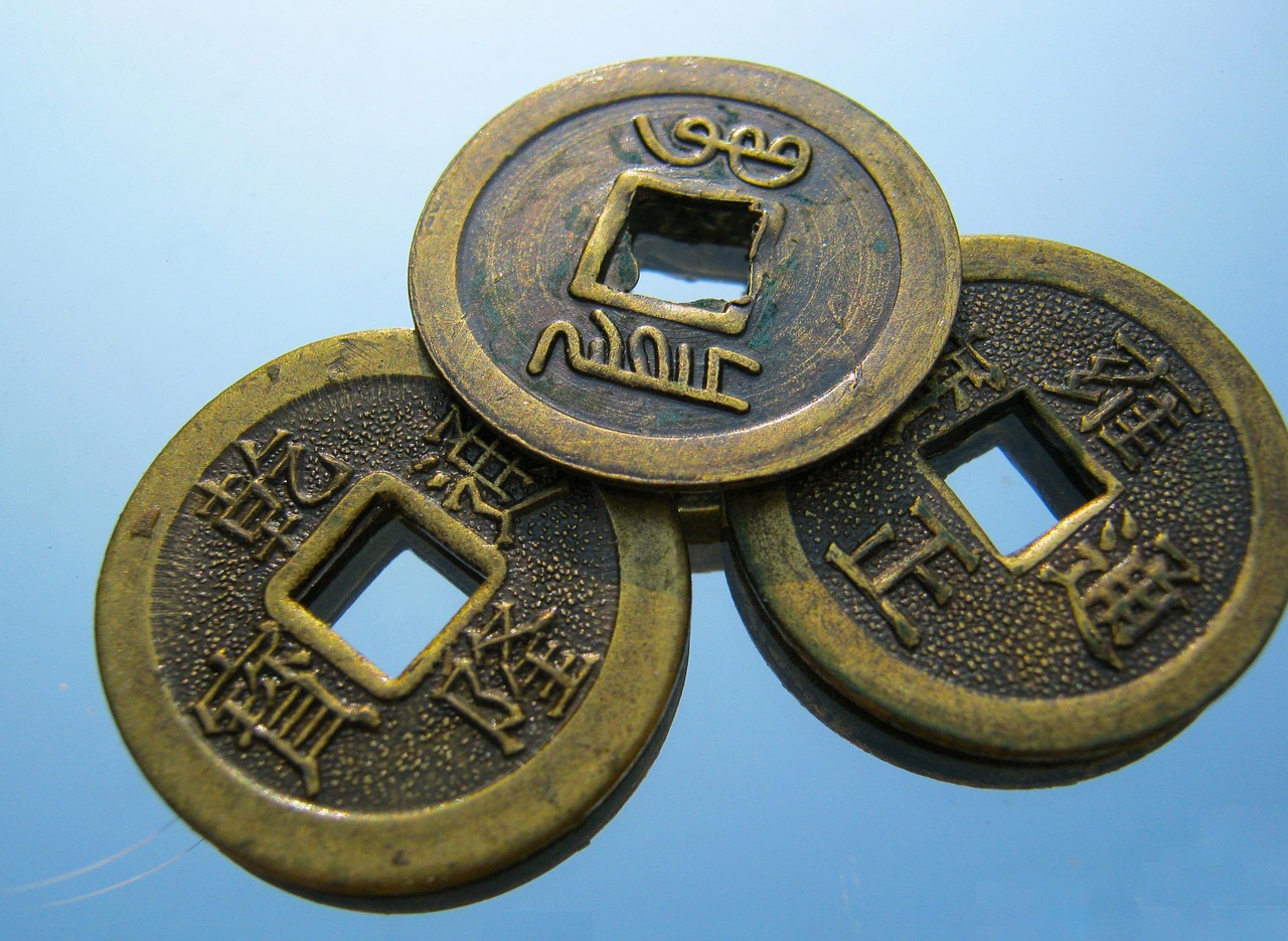穴の開いた金属製のコイン