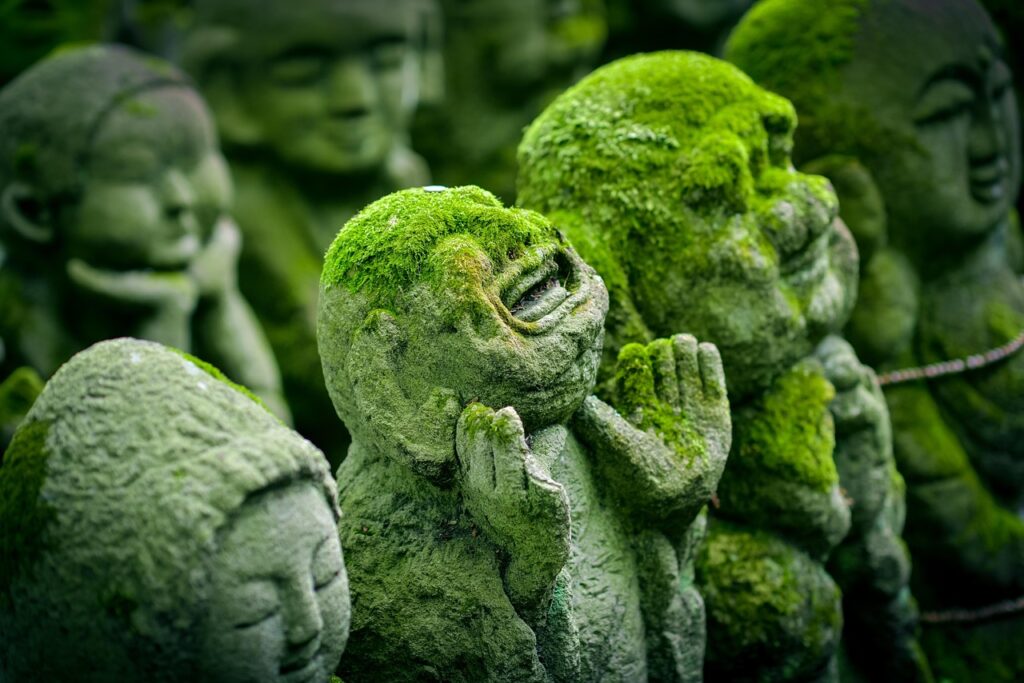 苔に覆われた地蔵の石像