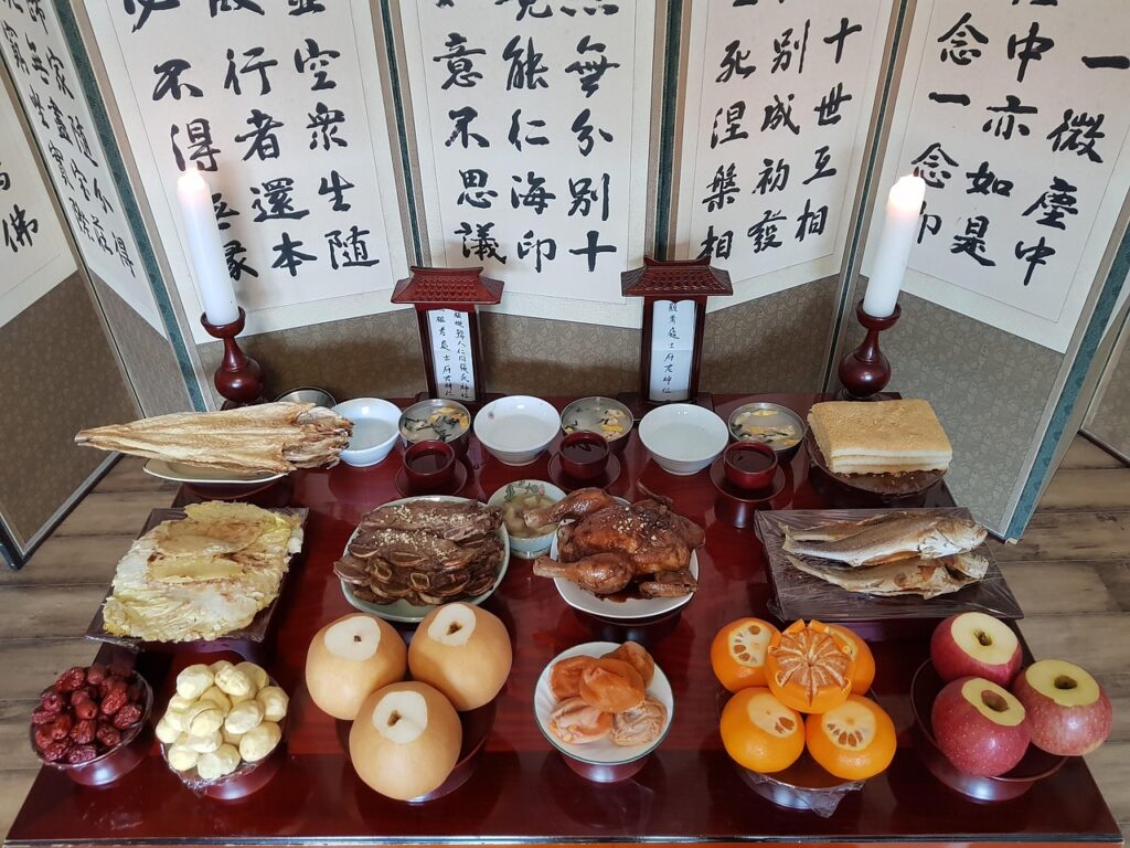 食べ物や線香が並べられた祭祀用のテーブル