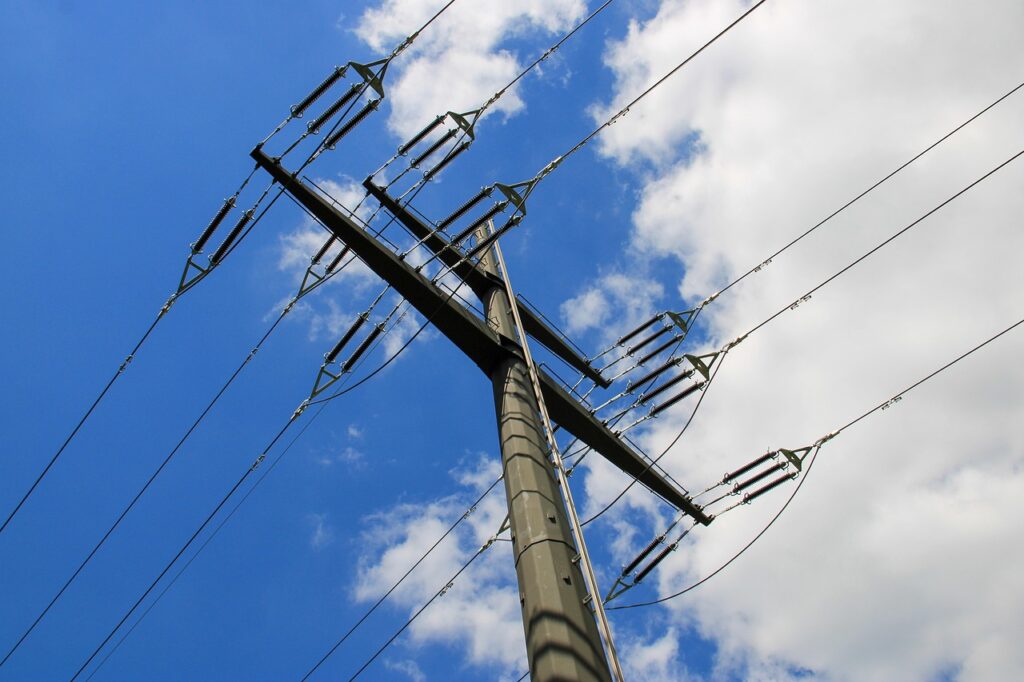 空に伸びる電柱と高圧線