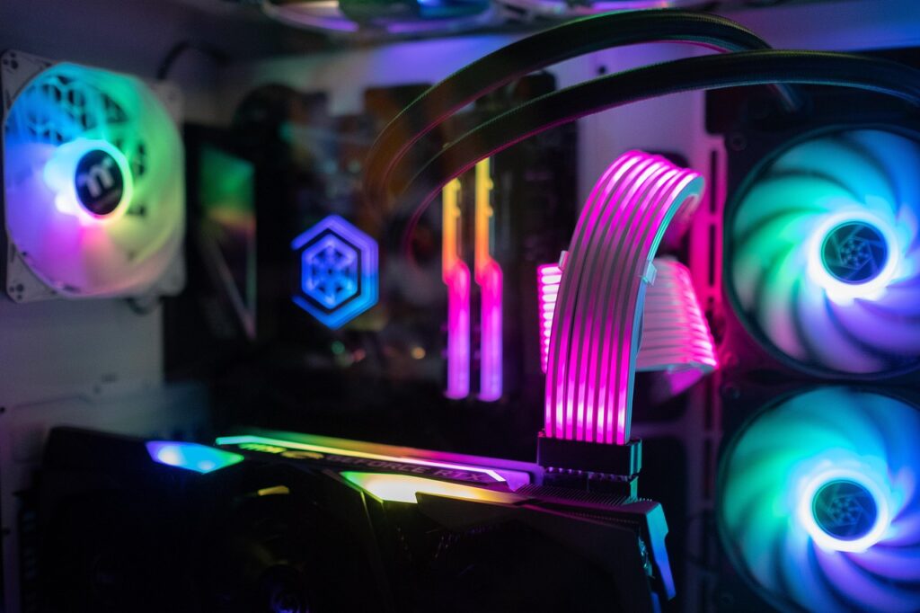 ゲーミングPCと周辺機器が並ぶデスク