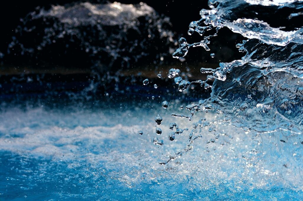 噴水から水が流れ落ちる様子