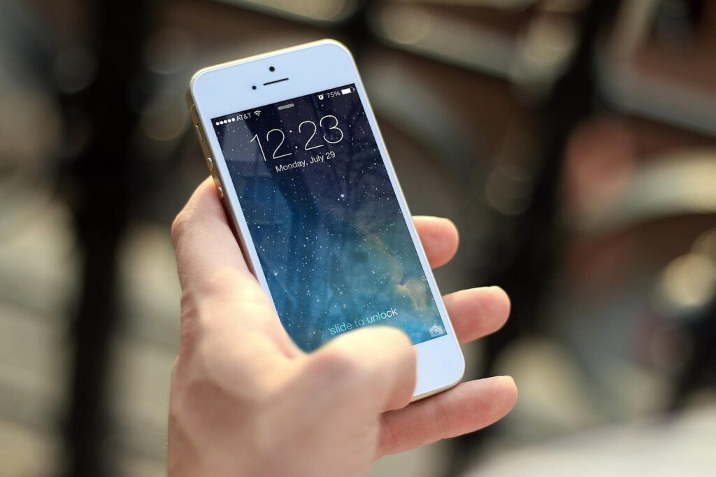 スマートフォンを両手で操作している様子