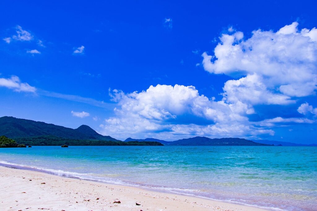 沖縄・石垣島の海と青空の風景