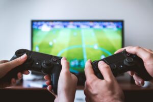 ゲームコントローラーを持つ手