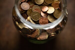 貯金箱と硬貨