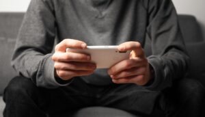スマートフォンを操作する人の手元