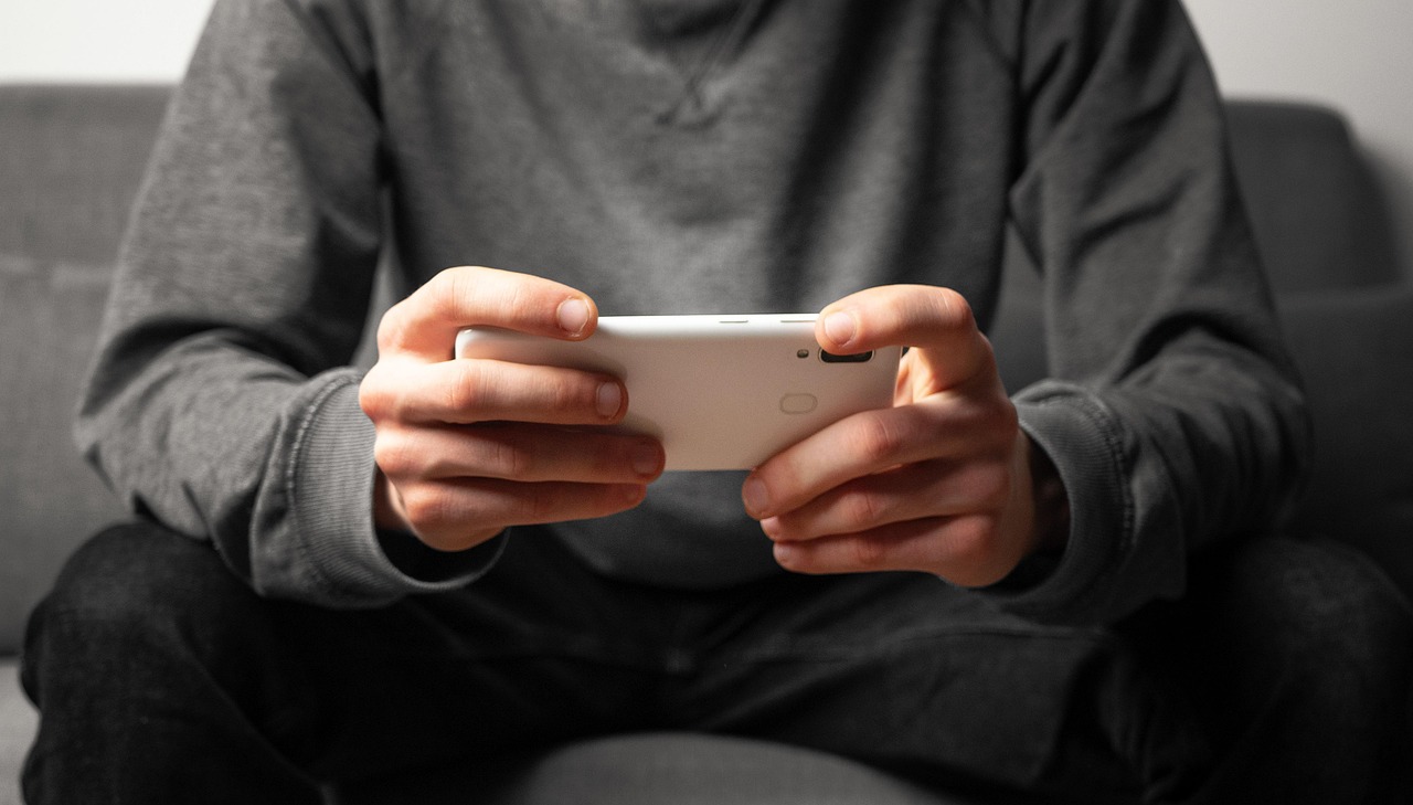 スマートフォンを操作する手元