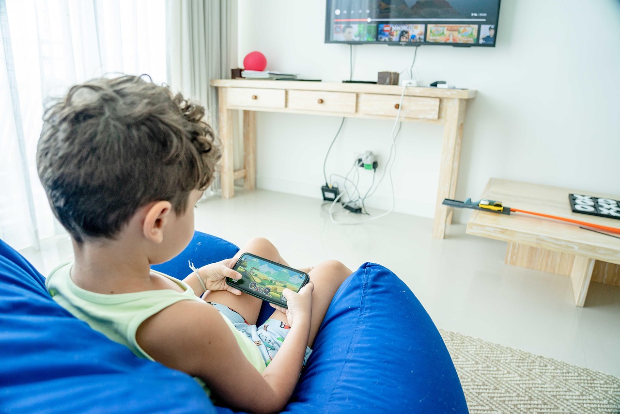 スマートフォンでゲームを楽しむ笑顔の子ども