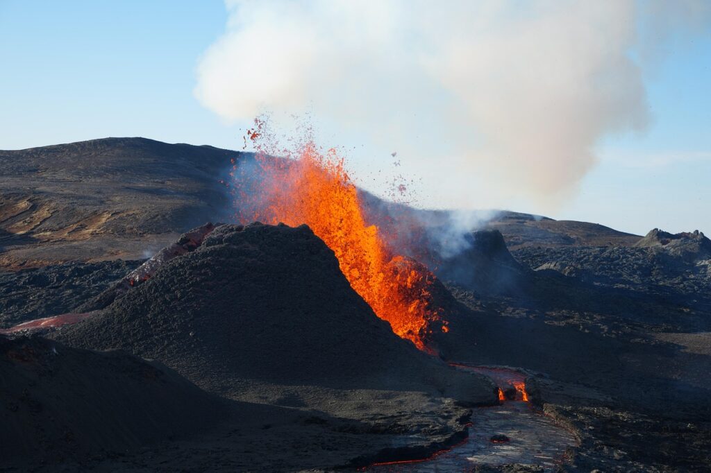 溶岩が流れ出す火山の噴火風景