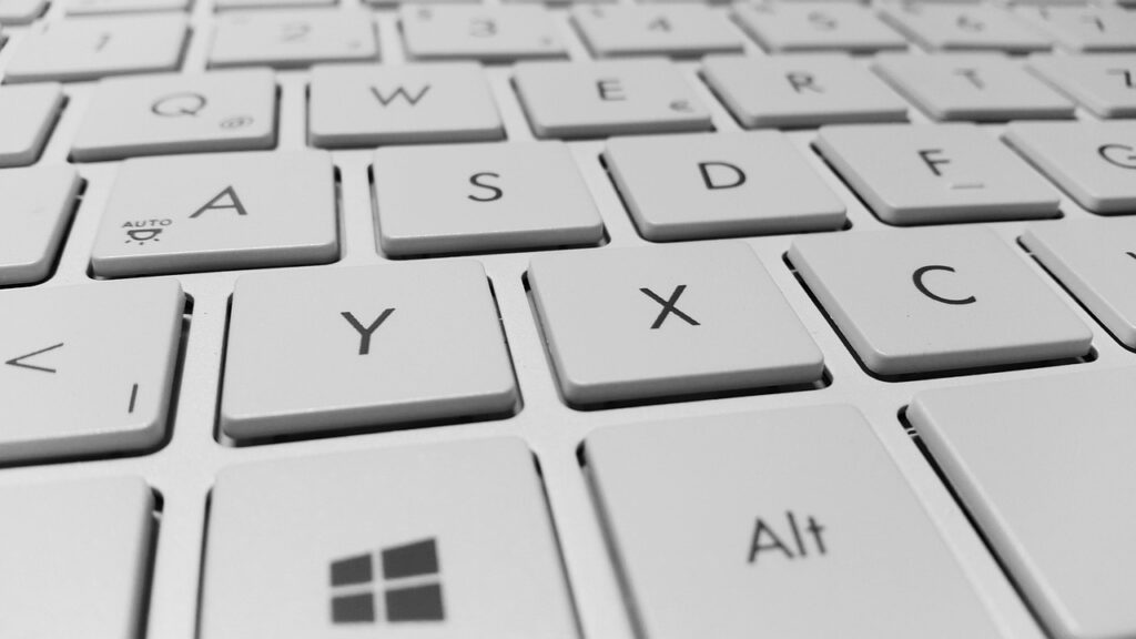 白いキーボードを操作している様子