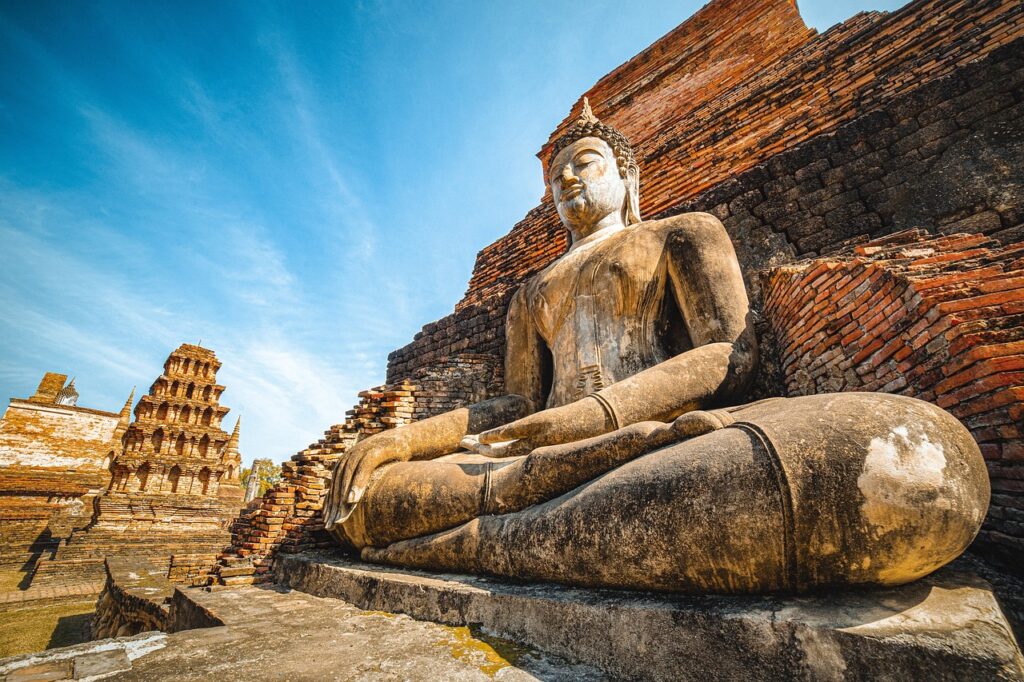 タイの古代遺跡にある仏像の石像