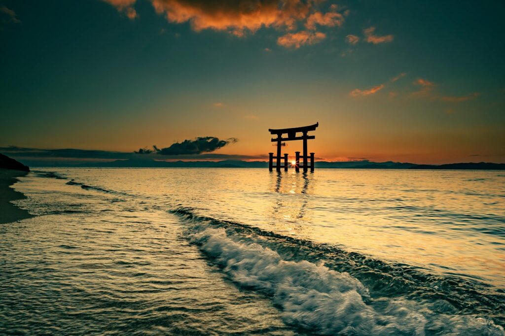 朝日に照らされる琵琶湖畔の鳥居