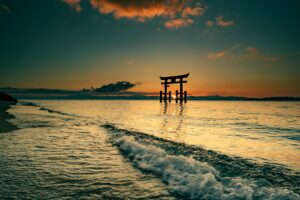 朝日に照らされる琵琶湖畔の鳥居