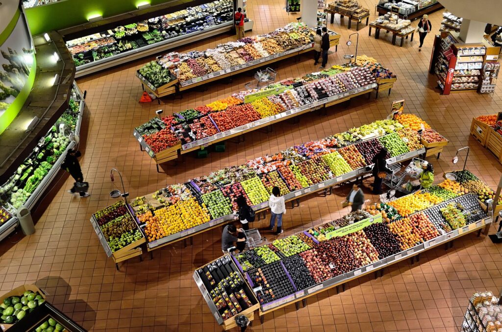 新鮮な野菜や果物が並ぶスーパーの売り場