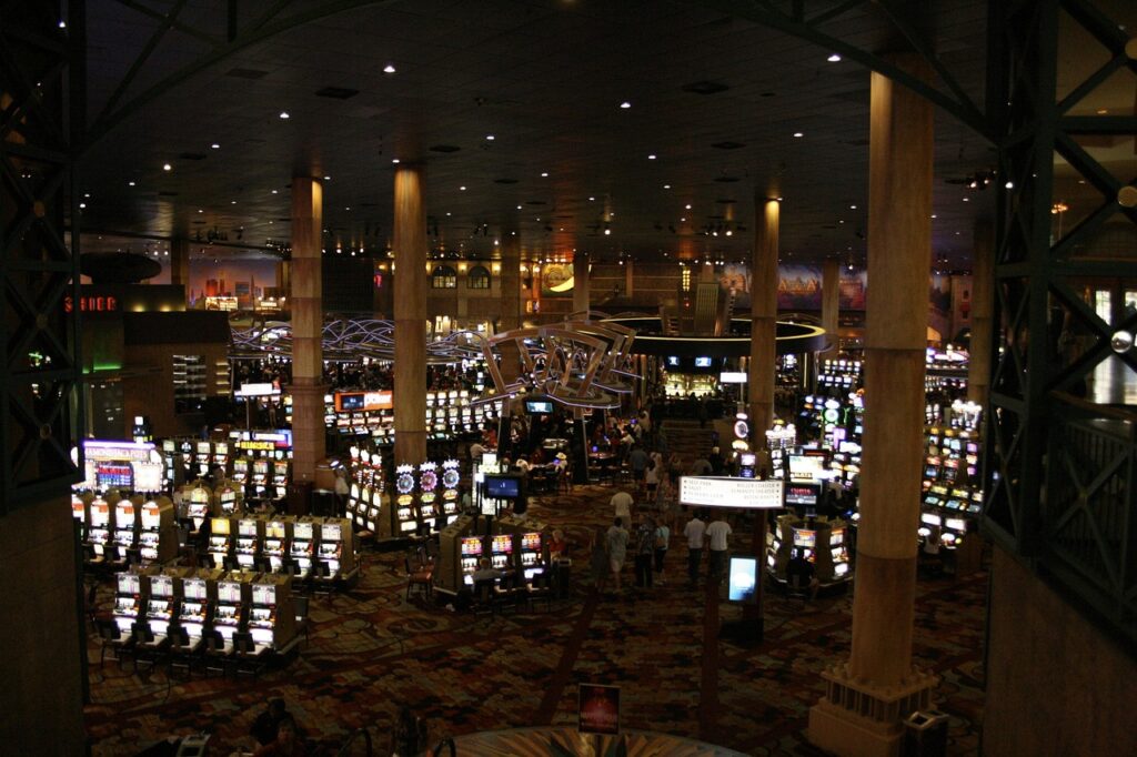 照明が輝くカジノのスロットマシン