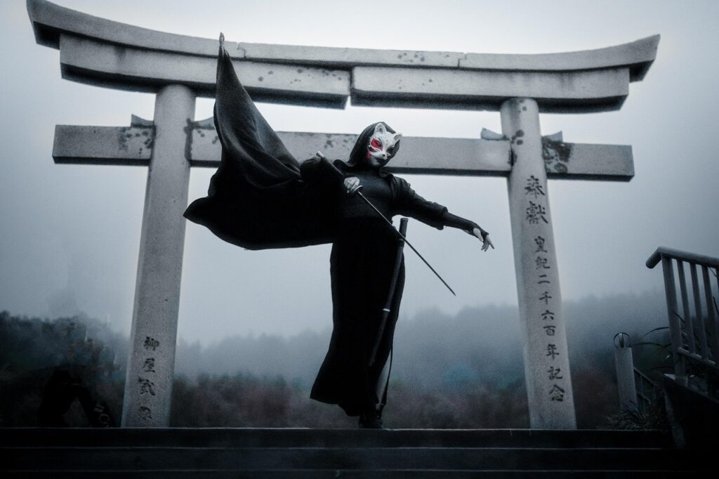 刀を構える侍姿のコスプレイヤー
