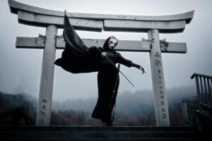 刀を構える侍姿のコスプレイヤー